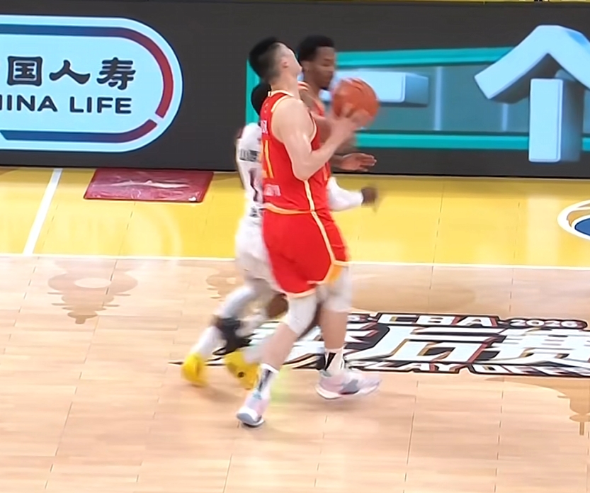 BOYU SPORTS-迪亚洛从侧后方撞到胡金秋膝盖 大秋痛苦倒地返回更衣室&amp;回场冰敷