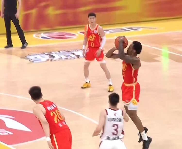 BOYU SPORTS-越投越有感觉！小巴里·布朗外围发炮 轰入本场个人第25分